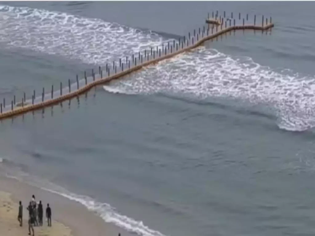 13 people, including two children, were injured on Saturday at Varkala Beach, India, when a large wave overturned the floating bridge they were on. No critical injuries were reported, but a 14-year-old girl remains under observation.